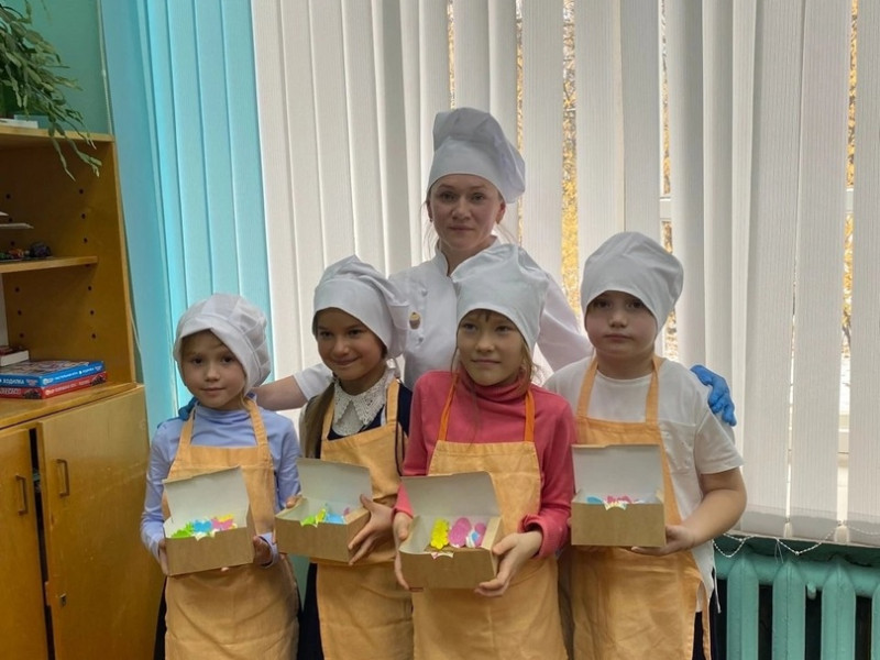 Мастер - класс по изготовлению пирожных для учащихся школ.