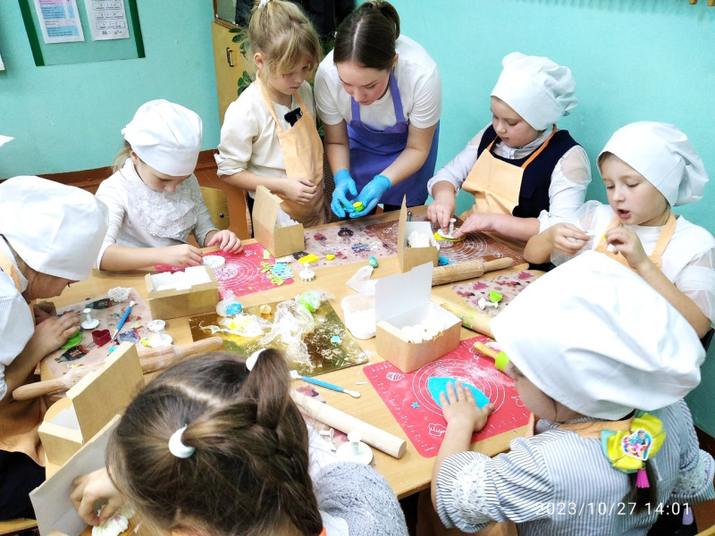 Мастер - класс по изготовлению пирожных для учащихся школ.